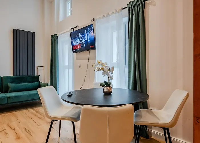 Ruhiges City-apartment Mit Innenhof-terrasse Apartamento